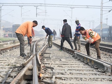 ঘন কুয়াশায় রেল চলাচল নিয়ে বিশেষ সতর্কতা (File Photo/Representative Image)