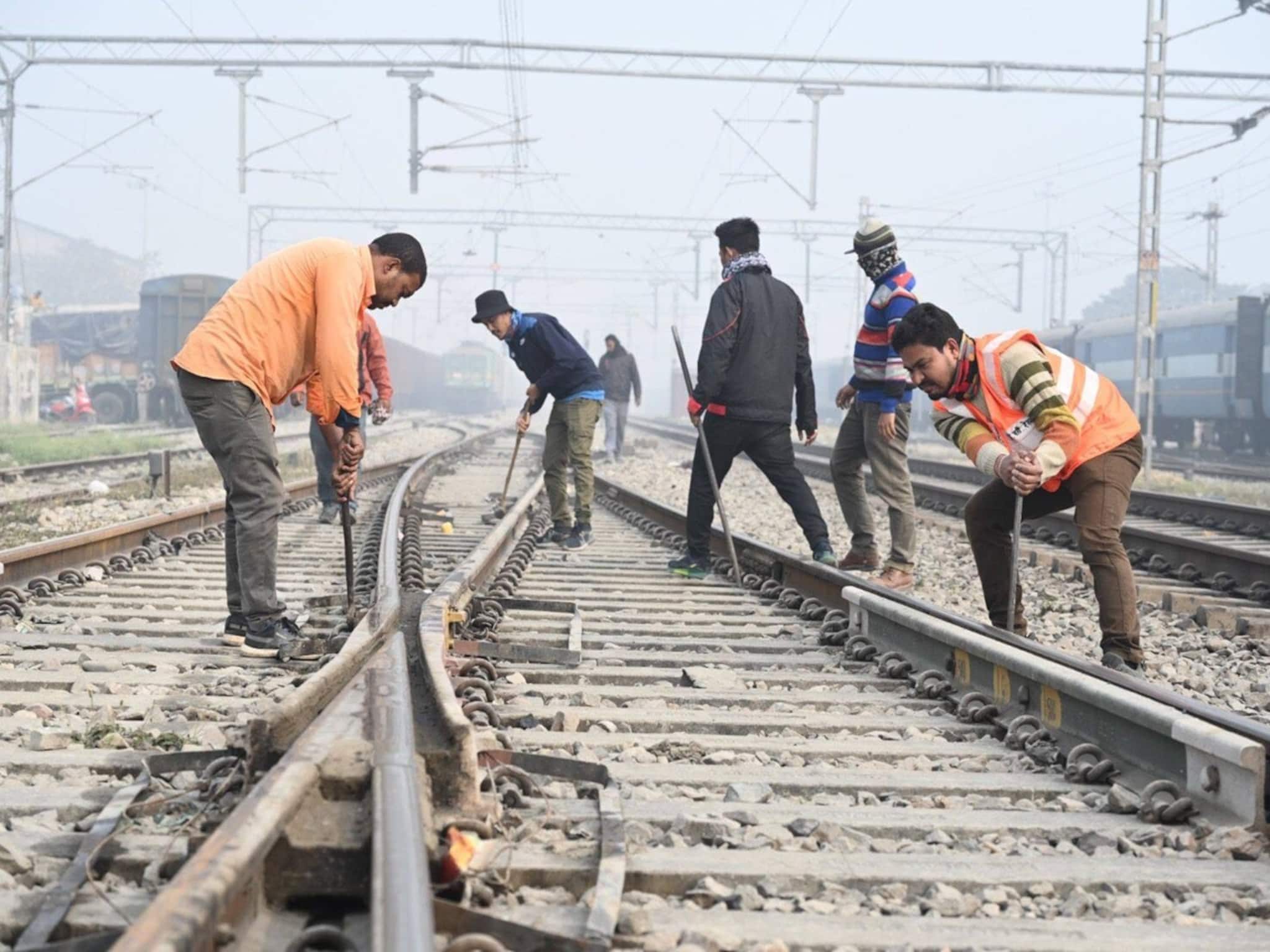 Indian Railways: ঘন কুয়াশায় রেল চলাচল নিয়ে বিশেষ সতর্কতা, গতির হেরফেরে কেমন ভাবে চলবে ট্রেন, জানুন বিশদে