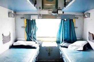 প্রবীণ নাগরিক হলেও ট্রেনে লোয়ার বার্থ পাওয়া সহজ নয়, কয়েকটা নিয়ম মানলেই নীচের বার্থ নিশ্চিত