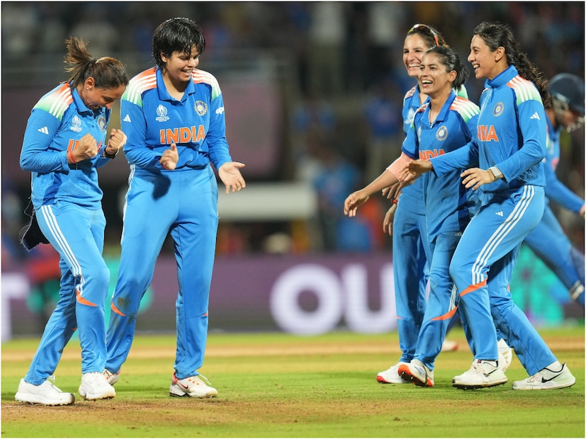 ভারতের ফিল্ডিং: আরও একটি জিনিস না বললেও নয়, তা হল ভারতের ফিল্ডিং। ২৯৮ রান ডিফেন্ড করতে নেমে ভারতের প্লেয়াররা মাঠে প্রাণ লড়িয়ে দিয়েছেন প্রতিটি রান বাঁচানোর জন্য। দু-একটি ভুল থাকলেও পুরো ম্যাচে অনবদ্য ফিল্ডিং ভারতের সাফল্যের অন্তম কারণ।