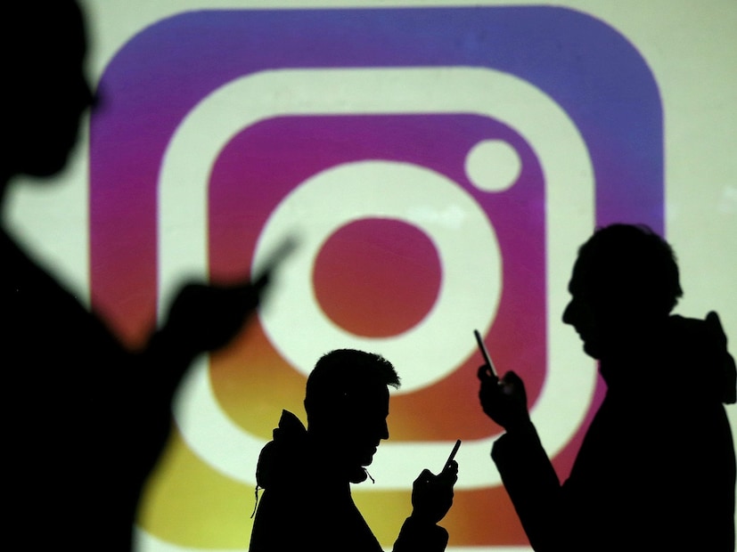 অনুসরণ করার ধাপ: নিজেদের স্টোরি ওপেন করতে হবে এবং নীচের থ্রি ডট-এ ক্লিক করতে হবে, হাইলাইট বিকল্পটি সিলেক্ট করতে হবে, নিউ অপশনে ক্লিক উরতে হবে এবং নিজের হাইলাইটটিকে একটি নাম দিতে হবে, স্টোরি নিজেদের প্রোফাইলে হাইলাইট হিসাবে সেভ করতে অ্যাড অন অপশনে ক্লিক করতে হবে।