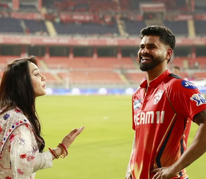 শ্রেয়সের রিহ্যাব সময়সাপেক্ষ। তাঁর সেরে উঠতে সময় লাগবে। দক্ষিণ আফ্রিকা তো বটেই, নিউজিল্যান্ডের বিরুদ্ধেও ওয়ানডে সিরিজেও অনিশ্চিত তিনি। ১১ জানুয়ারি থেকে শুরু কিউয়িদের বিরুদ্ধে সিরিজ। দ্বিতীয় ও তৃতীয় ওয়ানডে যথাক্রমে ১৪ এবং ১৮ জানুয়ারি। এই সিরিজের পর রয়েছে টি-টোয়েন্টি বিশ্বকাপ। কিন্তু এই ফরম্যাটে অনেকদিন সুযোগ পাননি তিনি। তাই মনে করা হচ্ছে, হয়তো আইপিএলে মাঠে ফিরবেন পাঞ্জাব কিংসের অধিনায়ক। আর এই আবহেই ভাইরাল শ্রেয়সের মেজাজ হারানোর ভিডিও।