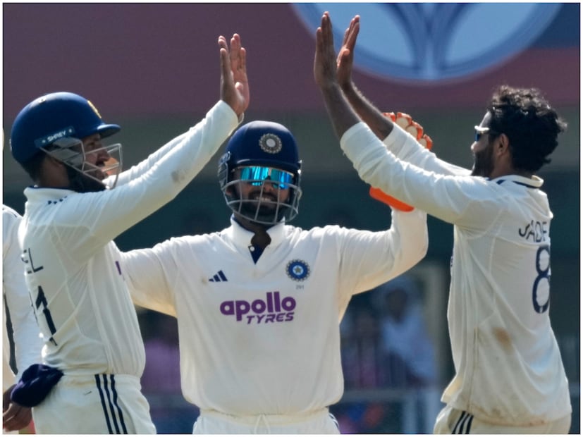 ভারতের মাটিতে দক্ষিণ আফ্রিকার বিরুদ্ধে সর্বাধিক উইকেট নেওয়ার তালিকাতেও জাদেজা দারুণভাবে এগিয়ে আছেন। এখন পর্যন্ত তিনি নয়টি টেস্টে ৪৪টি উইকেট নিয়েছেন, যা তাকে দ্বিতীয় স্থানে নিয়ে গেছে। শীর্ষে আছেন অশ্বিন, যিনি সাত ম্যাচে ৪৬টি উইকেট নিয়েছেন। চলমান টেস্টে জাদেজা যদি অন্তত তিনটি উইকেট নিতে পারেন, তিনি অশ্বিনকে ছাড়িয়ে যাবেন।