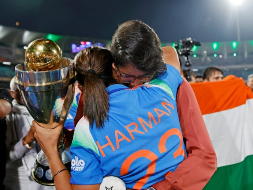 ভারতের জয়ের পর ঠের এক দিকে সম্প্রচারকারী চ্যানেলে কথা বলছিলেন ঝুলন গোস্বামী। সেই সময় তাকে সেলিব্রেশনে ডেকে নেয় ভারতীয় দল। দলের সঙ্গে উৎসবে মাতলেন, অধরা ট্রফি লিফট করার সুযোগ পেয়ে চোখের জল বাঁধ মানেনি ঝুলনের। ঝুলন বলেন,