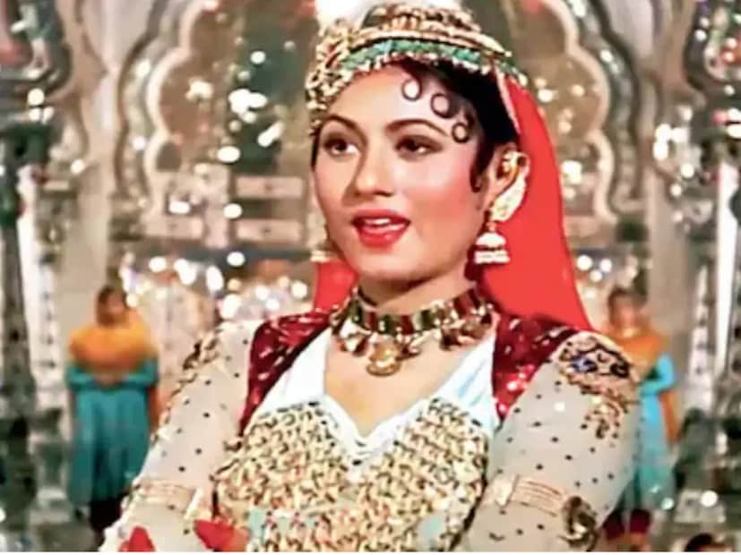 উদাহরণস্বরূপ, মুঘল-ই-আজমের কথা ধরা যাক। কিংবদন্তি ট্র্যাক ‘জব প্যায়ার কিয়া তো ডরনা কেয়া’ এমন এক সময়ে চিত্রায়িত হয়েছিল যখন মাত্র কয়েক লাখ টাকায় সিনেমা তৈরি হত, তবুও এই একটি গানের জন্যই খরচ হয়েছিল লাখ লাখ টাকা! 