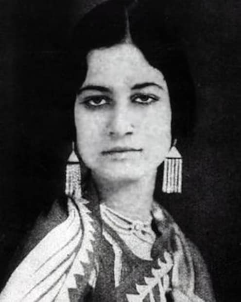 আগা হাসান আমানতের একটি নাটকের উপর ভিত্তি করে তৈরি ইন্দ্রসভা মঞ্চ পরিবেশনার ঐতিহ্যবাহী ধরণ অনুসরণ করেছিল। দ্য কেমব্রিজ গাইড টু এশিয়ান থিয়েটার অনুসারে, মূল নাটকটিতে ৩১টি গজল, ৯টি ঠুমরি, ৪টি হোলির গান, ১৫টি ঐতিহ্যবাহী সুর, দুটি চৌবোল এবং পাঁচটি ছন্দ ছিল।