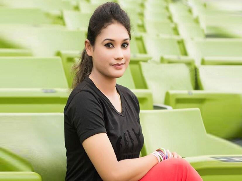 আলমের সমালোচনা করে বাংলাদেশ অধিনায়ক আরও বলেন: “যখন কেউ দল থেকে বাদ পড়ে যায় অথবা ফর্মের বাইরে চলে যায়, এবং তার জায়গায় নতুন কোনও খেলোয়াড় আসে, তখন হঠাৎ করেই দলের সবকিছু - এর মানুষ, এর পরিবেশ - তাদের কাছে খারাপ মনে হতে শুরু করে!