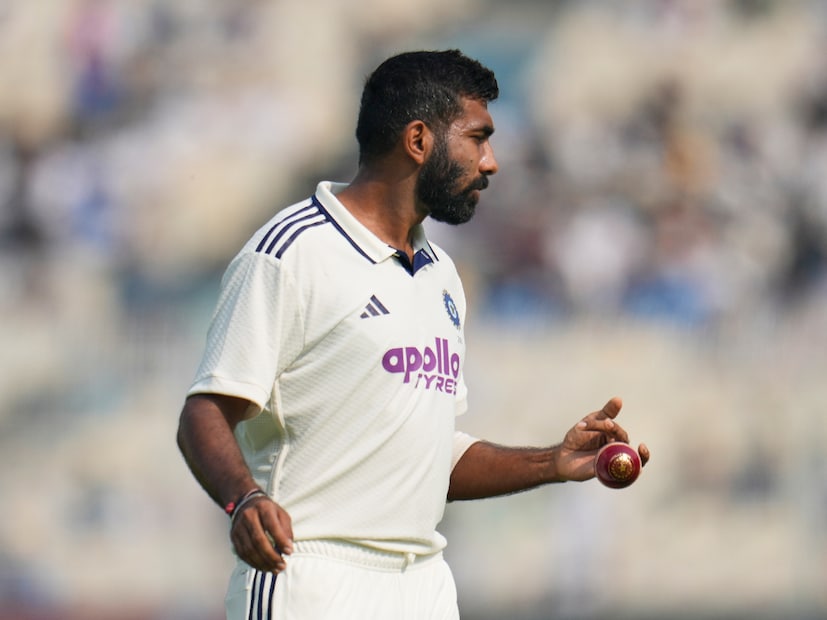 ইডেনের স্পিন সহায়ক উইকেটে জসপ্রীত বুমরাহর আগুন ঝরানো বোলিং করে বুঝিয়ে দিলেন কেন তিনি বিশ্ব সেরা। ১৪ ওভারে ২৭ রান দিয়ে একাই ৫ উইকেট নেন তারকা পেসার।