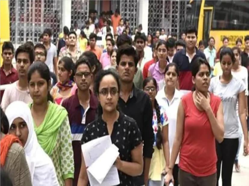 *জেলার বিভিন্ন হাসপাতাল ও স্বাস্থ্যকেন্দ্রে তাঁদের নিয়োগ করা হবে। বিজ্ঞপ্তিতে জানানো হয়েছে, আগামী ৭ নভেম্বর মধ্যরাত পর্যন্ত আবেদন জানানো যাবে। আবেদনমূল্য হিসেবে সাধারণ চাকরিপ্রার্থীদের ১০০ টাকা জমা দিতে হবে। আর সংরক্ষিত চাকরিপ্রার্থীদের ৫০ টাকা দিতে হবে। অনলাইনেই এই টাকা দিতে হবে। চাকরিপ্রার্থীদের বয়সসীমা বিভিন্ন পদের জন্য ভিন্ন ভিন্ন। কোনও কোনও পদের ক্ষেত্রে ৬৭ বছরের প্রার্থীও আবেদন করতে পারবেন। আবার কোনও ক্ষেত্রে ৪০ বছর।