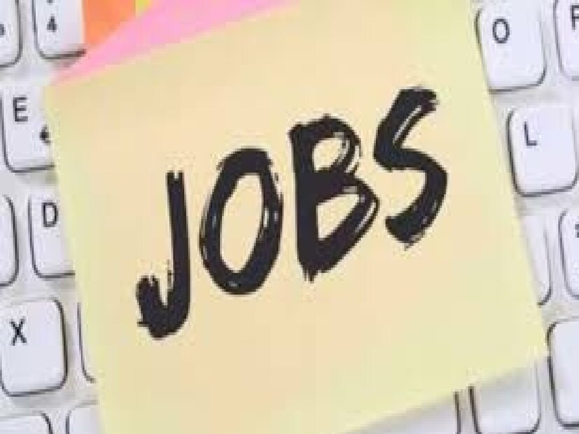 এই কোর্স শেষে সরাসরি চাকরির সুযোগ দেওয়া হচ্ছে সরকার অনুমোদিত সংস্থার মাধ্যমে।প্রশিক্ষণ কেন্দ্র সূ্ত্রে জানা গেছে, মাত্র অষ্টম শ্রেণী পাশ ছাত্রছাত্রীরাও গার্মেন্টস ম্যানুফ্যাকচারিং কোর্সে আবেদন করতে পারবেন, আর দশম শ্রেণী পাশ প্রার্থীরা আবেদন করতে পারবেন ডাটা এন্ট্রি উইথ ইন্ট্রোডাকশন অফ ডিটিপি কোর্সে। এই কোর্সগুলি চার মাস বা মোট ৩৯০ ঘণ্টার প্রশিক্ষণ। প্রশিক্ষণের মধ্যে রয়েছে সম্পূর্ণ আধুনিক যন্ত্রপাতিতে হাতে-কলমে শিক্ষা এবং প্রজেক্ট ওয়ার্ক। কোর্স শেষে ওয়েস্ট বেঙ্গল স্টেট কাউন্সিল অফ টেকনিক্যাল এন্ড ভোকেশনাল এডুকেশন এন্ড স্কিল ডেভেলপমেন্ট-এর তরফে সরকারি স্বীকৃত শংসাপত্র দেওয়া হয়, যা ভবিষ্যতে সরকারি ও বেসরকারি চাকরিতে বাড়তি সুযোগ এনে দেবে।