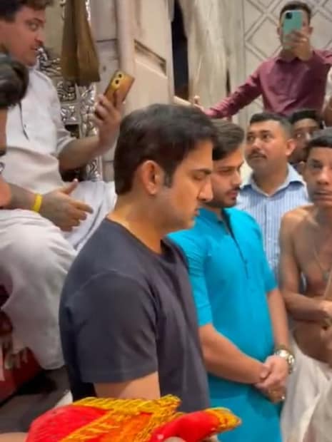 কিন্তু কলকাতা গম্ভীর আসবেন আর তার দলের সাফল্যে কামনায় কালীঘীটে যাবেন না তা আবার হয় নাকি। আঁটোসাটো নিরাপত্তার মধ্যেই কালীঘাটে গিয়ে পুজো দিলেন গম্ভীর।