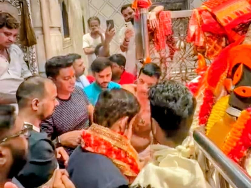 মঙ্গলবার বিকেল চারটে ২০ নাগাদ গৌতম গম্ভীর তাঁর ব্যক্তিগত সহকারি গৌরব আরোরাকে সঙ্গে করে কালীঘাট মন্দিরে প্রবেশ করেন। ২০-২৫ মিনিটে পুজো দিয়ে তিনি বেরিয়ে যান।