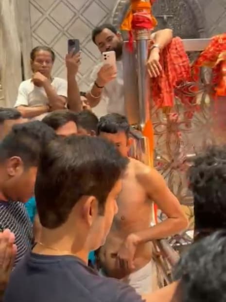 তবে এবার কলকাতায় এলেও গম্ভীরের কালীঘাটে পুজো দেওয়া নিয়ে সংশয় তৈরি হয়েছিল। কারণ দিল্লি বিস্ফোরণ। নিরাপত্তার কারণে প্রাথমিকভাবে মনে করা হয়েছিল পুজো দেওয়া হবে না গম্ভীরের।