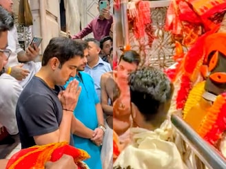 পুরনো অভ্যাস বদলানি গম্ভীর!  ইডেন টেস্টের আগে কালীঘাটে পুজো দিলেন ভারতীয় কোচ