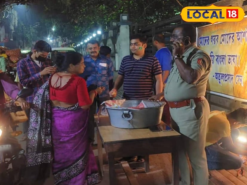 এই প্রথম ভারতীয় মহিলা ক্রিকেট দল বিশ্বকাপ জিতল। ভারতের মেয়েদের এই জয়ে দেশবাসী খুশির জোয়ারে ভাসছে। সেই আনন্দ থেকেই অনন্য উদ্যোগ নিল কান্দি থানার পুলিশ। (ছবি ও তথ্যঃ কৌশিক অধিকারী)