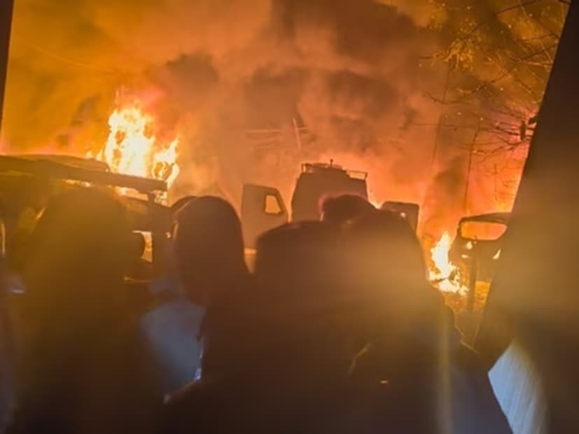 দিল্লিতে লালকেল্লার সামনে বিস্ফোরণের ঘটনার দিন কয়েক যেতে না যেতেই এবার কাশ্মীরে বিস্ফোরণ ! শুক্রবার রাতে বিস্ফোরণে কেঁপে উঠল জম্মু-কাশ্মীরের একটি থানা। (Photo Credit: X/ @TheKoshurDoc)