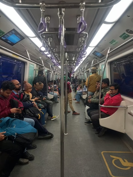 ময়দান স্টেশনে মাটি চুঁইয়ে জল উঠছে মেট্রোর লাইনে। বিষয়টি নজরে পড়তেই তড়িঘড়ি মেট্রোর রুট কাঁটছাঁট করা হয়।  মহানায়ক উত্তম কুমার থেকে শহিদ ক্ষুদিরাম ও সেন্ট্রাল থেকে দক্ষিণেশ্বর পর্যন্ত স্বাভাবিক রাখা হয় পরিষেবা। এদিকে তড়িঘড়ি ময়দানে পৌঁছন ইঞ্জিনিয়াররা। বেশ কয়েকঘণ্টা পর স্বাভাবিক হয় পরিস্থিতি।  দীর্ঘদিন ধরে বন্ধ কবি সুভাষ। শহিদ ক্ষুদিরাম থেকে চলছে মেট্রো। ফলে যাত্রী ভোগান্তি রয়েইছে। সেই সঙ্গে নিত্য বিভ্রাটে বিরক্ত যাত্রীরা।