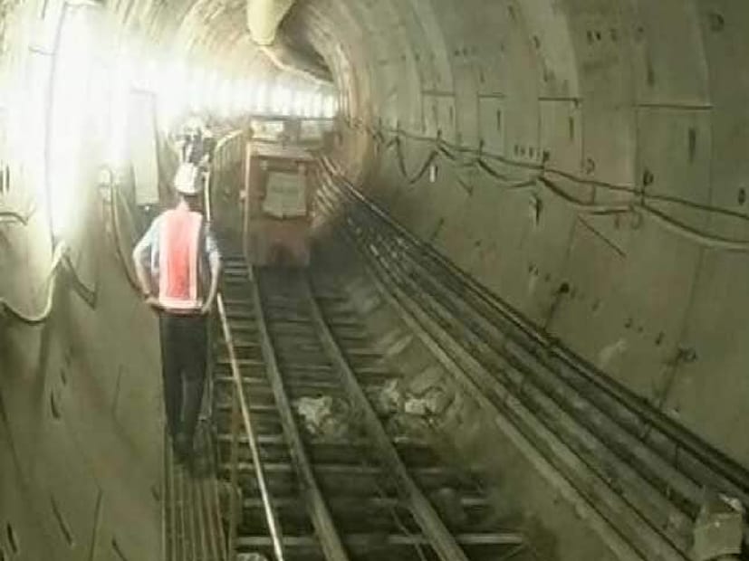 পরবর্তী সময়ে মেট্রো কর্তৃপক্ষ অবশ্য জানিয়েছে, ময়দান মেট্রোর নিকাশি নালায় একটা পাইপের অংশ থেকে চুইয়ে জল ঢুকতে শুরু করে। সেখান থেকেই বিপত্তি৷ এর সাথে টানেলের দেওয়াল ফাটল হয়ে জল ঢোকার কোনও সম্পর্ক নেই।