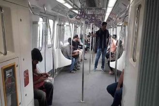 স্বপ্নের মেট্রো যাত্রা হচ্ছে দুঃস্বপ্নের, যখন তখন পরিষেবা বন্ধ, হচ্ছে বড়সড় গণ্ডগোল