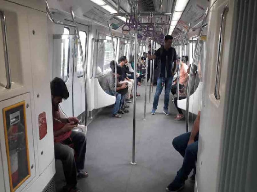 : গত কয়েক মাসে মেট্রো বিভ্রাট যেন নিয়ম হয়ে দাঁড়িয়েছে। প্রায় প্রতিদিনই কোনও না কোনও সমস্যা দেখা দিচ্ছে। যার জেরে দীর্ঘক্ষণ বন্ধ থাকছে পরিষেবা। কখনও আবার আংশিকভাবে চালু করা হলেও দীর্ঘক্ষণ পরপর আসছে মেট্রো। ভিড়ে দমবন্ধ অবস্থা হচ্ছে যাত্রীদের। মেট্রো সফর রীতিমতো আতঙ্কের হয়ে দাঁড়াচ্ছে যাত্রীদের কাছে।