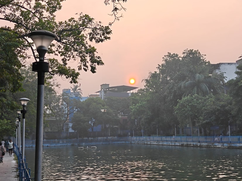 হেমন্তের মধ্যগগনেই আলিপুর আবহাওয়া দফতর জানিয়ে দিল, রাজ্যের উত্তর এবং দক্ষিণে ধীরে ধীরে তাপমাত্রা কমতে শুরু করবে শীঘ্রই। পাওয়া যাবে শীতের আমেজ। এমনিতে সারা রাজ্যে এখন আবহাওয়া থাকবে শুকনো। কোথাও বিক্ষিপ্ত বা সামান্য বৃষ্টির সম্ভাবনাও নেই। হাওয়া অফিস জানিয়েছে, আগামী দু’দিনে উত্তরবঙ্গে বা দক্ষিণবঙ্গে তাপমাত্রার খুব একটা হেরফের হবে না। তার পরের তিন দিনে ধীরে ধীরে পারদ নামবে। তাপমাত্রা কমতে পারে ২ থেকে ৩ ডিগ্রি।