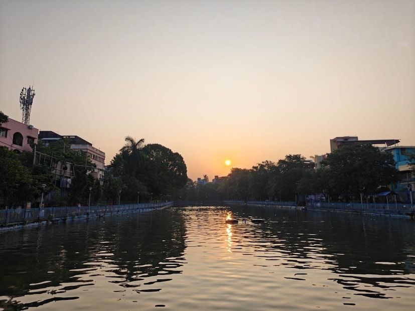 কলকাতায় আজ, শুক্রবার সর্বনিম্ন তাপমাত্রা ২৪.৮ ডিগ্রি সেলসিয়াস। যা স্বাভাবিক তাপমাত্রার থেকে ৩.৬ ডিগ্রি সেলসিয়াস বেশি। গতকাল, বৃহস্পতিবার দিনের সর্বোচ্চ তাপমাত্রা ছিল ৩১.১ ডিগ্রি সেলসিয়াস। যা স্বাভাবিক তাপমাত্রার থেকে ০.১ ডিগ্রি সেলসিয়াস কম। বাতাসে জলীয় বাষ্পের পরিমাণ এবং আপেক্ষিক আর্দ্রতা ৬৩ থেকে ৯১ শতাংশ। আগামী ২৪ ঘণ্টায় শহরের তাপমাত্রা থাকবে ২৫ ডিগ্রি থেকে ৩০ ডিগ্রি সেলসিয়াসের মধ্যে ৷