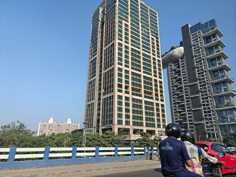 কলকাতায় রাতের তাপমাত্রার পর কলকাতার দিনের তাপমাত্রাও নামল। কলকাতার তাপমাত্রা আপাতত ২০ ডিগ্রির নীচেই থাকবে। আজ, সোমবার সর্বনিম্ন তাপমাত্রা ১৯.৩ ডিগ্রি সেলসিয়াস। আগামী তিন-চার দিনে তাপমাত্রার খুব একটা পরিবর্তন নেই। বুধবারের মধ্যে সর্বনিম্ন তাপমাত্রা ১৮ ডিগ্রির ঘরে নামতে পারে। রাতে ও ভোরে শীতের আমেজ বাড়ল। আগামী কয়েক দিন এই শীতের আমেজ থাকবে। খুব সকালে হালকা কুয়াশা। পরে পরিষ্কার আকাশ। বৃষ্টির কোনও সম্ভাবনা আপাতত নেই।