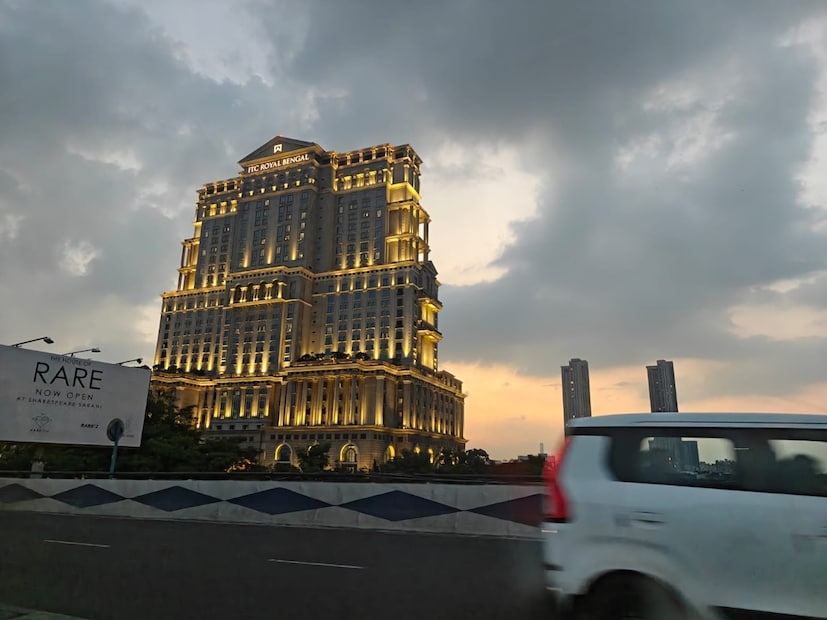 ঘূর্ণিঝড় ‘মন্থা’-র প্রভাব কাটতে না-কাটতে নতুন করে একটি নিম্নচাপ অঞ্চল তৈরি হয়ে গিয়েছে বঙ্গোপসাগরের উপর। এই নিম্নচাপ অঞ্চলের সরাসরি কোনও প্রভাব পড়বে না পশ্চিমবঙ্গের উপর। উত্তর ও দক্ষিণে মোটের উপর এখন আবহাওয়া থাকবে শুকনো। তবে বুধবার এবং বৃহস্পতিবার উত্তর ২৪ পরগনা, দক্ষিণ ২৪ পরগনায় বিক্ষিপ্ত ভাবে সামান্য বৃষ্টি হতে পারে। উত্তরবঙ্গের ক্ষেত্রে সোমবার সামান্য ভিজতে পারে দার্জিলিং এবং কালিম্পঙের দু’একটি এলাকা। আর কোথাও বৃষ্টির সম্ভাবনা নেই।