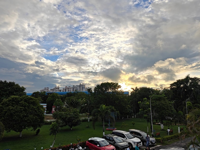 কলকাতায় আজ, শনিবার সর্বনিম্ন তাপমাত্রা ১৭.৬ ডিগ্রি সেলসিয়াস। যা স্বাভাবিক তাপমাত্রার থেকে ২.৭ ডিগ্রি সেলসিয়াস কম। গতকাল, শুক্রবার দিনের সর্বোচ্চ তাপমাত্রা ছিল ২৭.৭ ডিগ্রি সেলসিয়াস। যা স্বাভাবিক তাপমাত্রার থেকে ২.৯ ডিগ্রি সেলসিয়াস কম। বাতাসে জলীয় বাষ্পের পরিমাণ আপেক্ষিক আর্দ্রতা ৪১ থেকে ৯২ শতাংশ। আগামী ২৪ ঘণ্টায় শহরের তাপমাত্রা থাকবে ১৭ ডিগ্রি থেকে ২৮ ডিগ্রি সেলসিয়াসের মধ্যে।