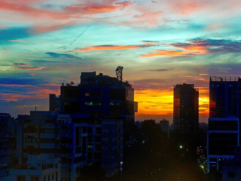 কলকাতায় আজ, বৃহস্পতিবার সর্বনিম্ন তাপমাত্রা ২১.৯ ডিগ্রি সেলসিয়াস। যা স্বাভাবিক তাপমাত্রার থেকে ০.৩ ডিগ্রি সেলসিয়াস কম। গতকাল, বুধবার দিনের সর্বোচ্চ তাপমাত্রা ছিল ২৯.৮ ডিগ্রি সেলসিয়াস। যা স্বাভাবিক তাপমাত্রার থেকে ১.৩ ডিগ্রি সেলসিয়াস কম। বাতাসে জলীয় বাষ্পের পরিমাণ আপেক্ষিক আর্দ্রতা ৪৮ থেকে ৯১ শতাংশ। আগামী ২৪ ঘণ্টায় শহরের তাপমাত্রা থাকবে ২২ ডিগ্রি থেকে ৩০ ডিগ্রি সেলসিয়াসের মধ্যে।