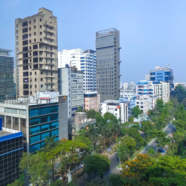 পরবর্তী ৪৮ ঘণ্টায় তা শক্তি বাড়িয়ে সুস্পষ্ট নিম্নচাপ অঞ্চলে পরিণত হওয়ার সম্ভাবনা। এর জেরে আপাতত রাজ্যের উত্তর থেকে দক্ষিণ— সর্বত্র তাপমাত্রা বৃদ্ধি পাবে। আগামী তিন দিনে উত্তর ও দক্ষিণবঙ্গের তাপমাত্রা এক ধাক্কায় ২ থেকে ৩ ডিগ্রি বেড়ে যেতে পারে বলে জানিয়েছে আলিপুর। তার পরের কয়েক দিনেও তাপমাত্রায় বিশেষ হেরফের হওয়ার সম্ভাবনা নেই। তবে শুক্র ও শনিবার উত্তরবঙ্গের পার্বত্য এলাকায় সামান্য বৃষ্টি হতে পারে।