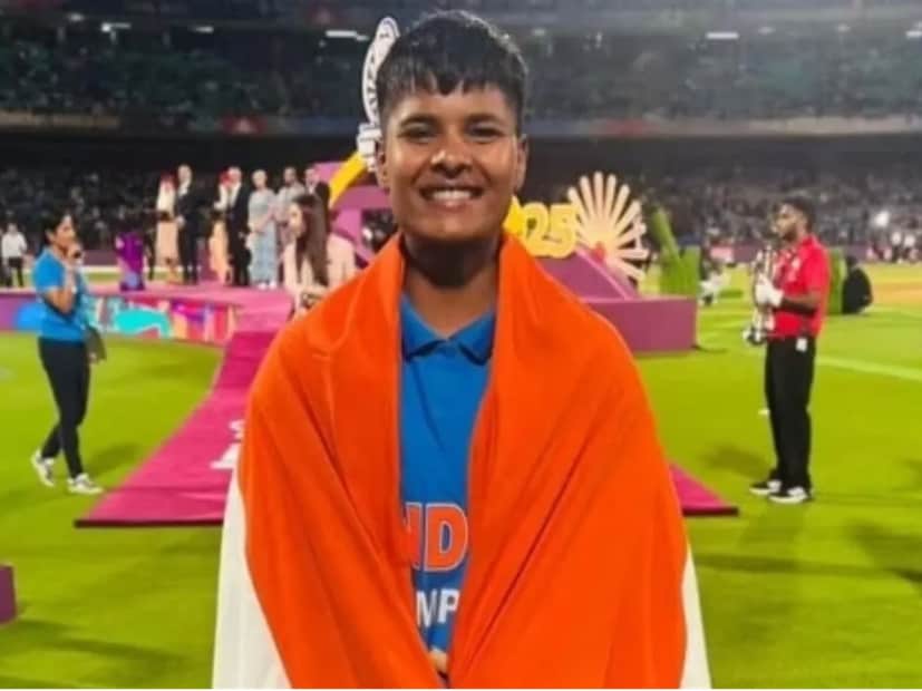 দেশ জুড়ে এখন কেবল উচ্ছ্বাসের বন্যা। এত অল্প দিনের ব্যবধানে দু-দুটো বড় জয়, খুশি তো উপচে পড়বেই! খুব বেশি দিন হয়নি এশিয়া কাপে জিতেছে ভারতীয় ক্রিকেট পুরুষ দল, হারিয়েছে আবার পাকিস্তানকে! আর এবার মহিলা দল জিতল আইসিসি বিশ্বকাপ, দেশ যেমন সম্মান জানাচ্ছে, উইমেন ইন ব্লু নিজের নিজের রাজ্য থেকে পাচ্ছেন পুরস্কার। দেশ জুড়ে এখন কেবল উচ্ছ্বাসের বন্যা। এত অল্প দিনের ব্যবধানে দু-দুটো বড় জয়, খুশি তো উপচে পড়বেই! খুব বেশি দিন হয়নি এশিয়া কাপে জিতেছে ভারতীয় ক্রিকেট পুরুষ দল, হারিয়েছে আবার পাকিস্তানকে! আর এবার মহিলা দল জিতল আইসিসি বিশ্বকাপ, দেশ যেমন সম্মান জানাচ্ছে, উইমেন ইন ব্লু নিজের নিজের রাজ্য থেকে পাচ্ছেন পুরস্কার।