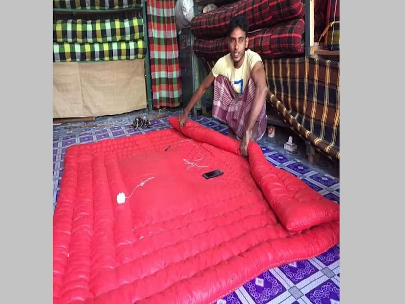 তবে মখমল ও সিল্কের কাপড়ের মূল্য জনসাধারণের হাতের নাগালে না থাকার কারণে, পরবর্তীতে সাধারণ কাপড় ব্যবহারের চল শুরু হয়। তবে তখনও কাপড়ের রঙ লালই থেকে যায়।