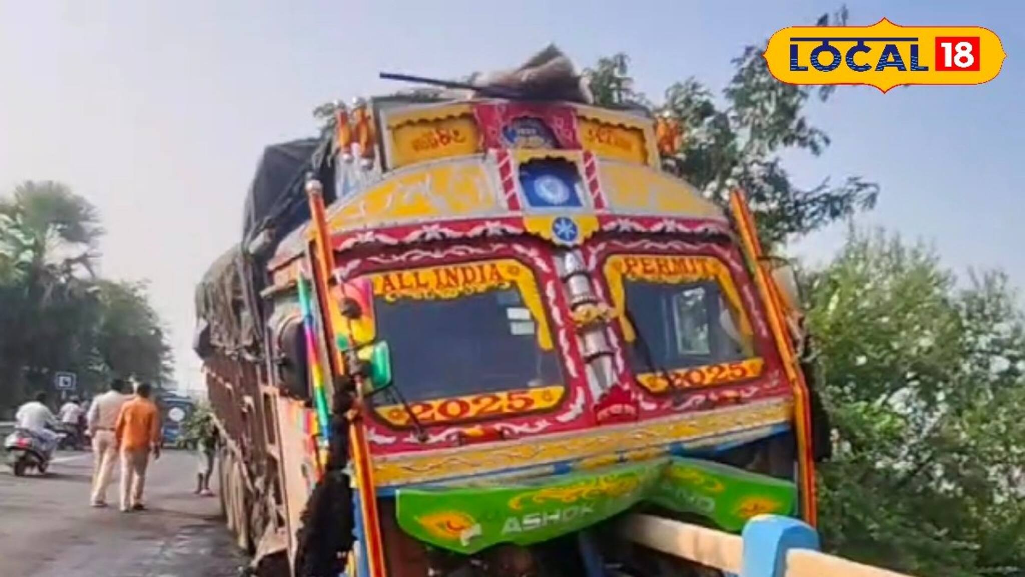 ভোররাতে দুর্ঘটনার কবলে কয়লা বোঝাই লরি! ভয়াবহ অবস্থায় ঝুলছে কালভার্টের মধ্যে