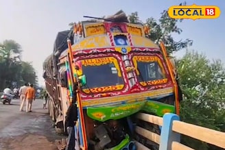 ভোররাতে দুর্ঘটনার কবলে কয়লা বোঝাই লরি! ভয়াবহ অবস্থায় ঝুলছে কালভার্টের মধ্যে