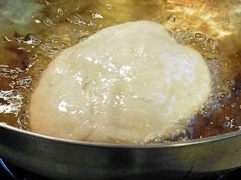 চালের গুঁড়ো লুচিকে একটা চমৎকার টেক্সচারও দেয়। প্রতিটি লুচি সমানভাবে ফুলে ওঠে এবং ঠান্ডা হওয়ার পরেও নরম থাকে। সঙ্গে একটা খাস্তা ভাবও আসে। অনেকেই জানেন না যে, লুচির ময়দা কীভাবে মাখতে হয়। ময়দা, চালের গুঁড়ো নিতে হবে, একটু লবণ এবং সামান্য তেল বা ঘি যোগ করতে হবে। এবার অল্প অল্প করে জল যোগ করতে হবে এবং শক্ত না হওয়া পর্যন্ত ময়দা মাখতে হবে।