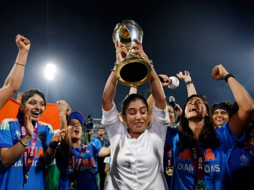 ভারতীয় মহিলা দলের জয়ে উচ্ছ্বসিত মিতালি রাজও। ২০০৫ ও ২০১৭ দুবার তার অধিনায়কত্বে বিশ্বকাপ ফাইনালে উঠেছিল ভারত। কিন্তু ট্রফি আসেনি। প্রাক্তন অধিনায়কের হাতে সম্মানের সঙ্গে বিশ্বকাপ ট্রফি তুলে দেন ভারতের মেয়েরা। ট্রফি উঁচিয়ে সেলিব্রেশনে মাতার পাশাপাশি আবেগে ভাসেন কিংবদন্তী তারকা ব্যাটার।