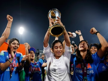 ভারতীয় মহিলা দলের জয়ে উচ্ছ্বসিত মিতালি রাজও। ২০০৫ ও ২০১৭ দুবার তার অধিনায়কত্বে বিশ্বকাপ ফাইনালে উঠেছিল ভারত। কিন্তু ট্রফি আসেনি। প্রাক্তন অধিনায়কের হাতে সম্মানের সঙ্গে বিশ্বকাপ ট্রফি তুলে দেন ভারতের মেয়েরা। ট্রফি উঁচিয়ে সেলিব্রেশনে মাতার পাশাপাশি আবেগে ভাসেন কিংবদন্তী তারকা ব্যাটার। ভারতীয় মহিলা দলের জয়ে উচ্ছ্বসিত মিতালি রাজও। ২০০৫ ও ২০১৭ দুবার তার অধিনায়কত্বে বিশ্বকাপ ফাইনালে উঠেছিল ভারত। কিন্তু ট্রফি আসেনি। প্রাক্তন অধিনায়কের হাতে সম্মানের সঙ্গে বিশ্বকাপ ট্রফি তুলে দেন ভারতের মেয়েরা। ট্রফি উঁচিয়ে সেলিব্রেশনে মাতার পাশাপাশি আবেগে ভাসেন কিংবদন্তী তারকা ব্যাটার।