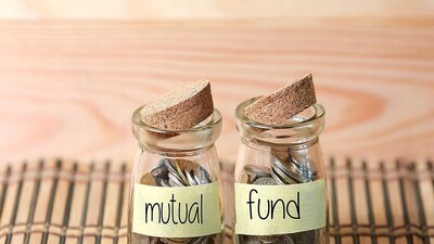 এই বছরের খারাপ পারফরম্যান্স সত্ত্বেও ১০ বছরে বাম্পার রিটার্ননিপ্পন ইন্ডিয়া স্মল ক্যাপ ফান্ডের একটি খুব খারাপ বছর কেটেছে ঠিকই, বিনিয়োগকারীদের নেতিবাচক রিটার্ন দিয়েছে। AMFI-এর তথ্য অনুসারে, নিপ্পন ইন্ডিয়া স্মল ক্যাপ ফান্ডের ডায়রেক্ট প্ল্যান বিগত এক বছরে ৮.৩৩ শতাংশ নেতিবাচক রিটার্ন দিয়েছে। এক বছরে নেতিবাচক রিটার্ন সত্ত্বেও এই তহবিল গত ১০ বছরে তার বিনিয়োগকারীদের চিত্তাকর্ষক রিটার্ন দিয়েছে।