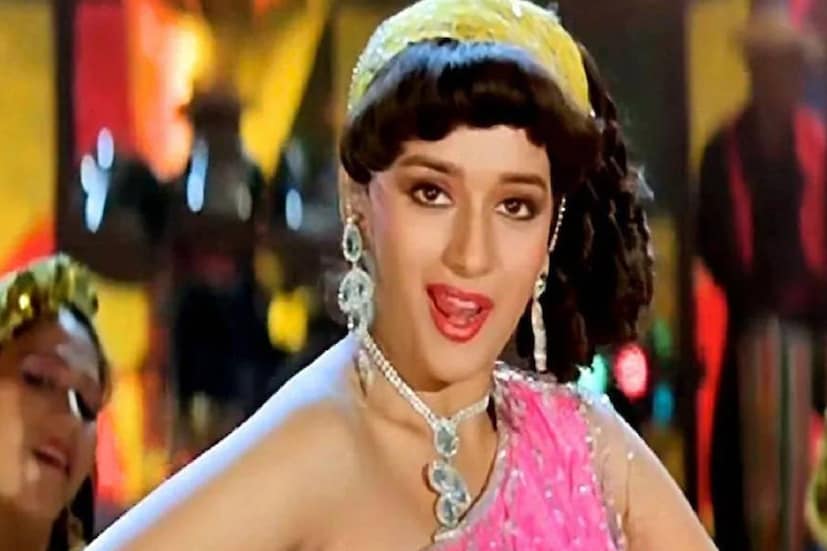 কপিল শর্মার শোতে মাধুরী আরও বলেছিলেন, ‘‘তেজাব ছবিটি হিট হওয়ার পর আমি প্রথম পরিচিতি পেয়েছি। যখন তেজাব মুক্তি পায়, তখন আমি আমার বোনের বিয়েতে আমেরিকায় ছিলাম। যখন আমি ফিরে আসি, বিমানবন্দরে কিছু ছেলে আমাকে চিনতে পারে এবং বলে, দেখো, নায়িকা মোহিনী যাচ্ছেন। তারা দুজনেই আমার অটোগ্রাফ চেয়েছিল।’’