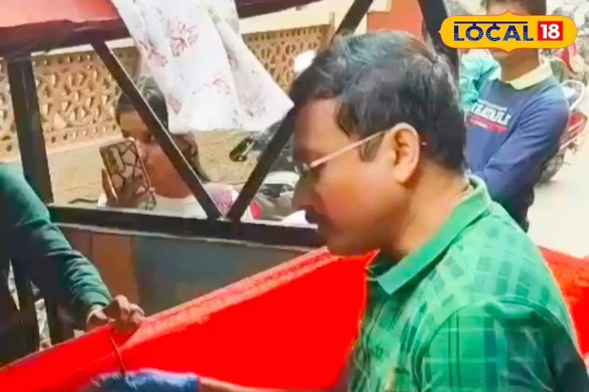 Malda News: ডাক্তারের চেম্বারের সামনেই তীব্র প্রসব যন্ত্রণা! দেবদূতের মতো এগিয়ে এলেন চিকিৎসক, টোটোর মধ্যে সন্তানের জন্ম দিলেন মহিলা