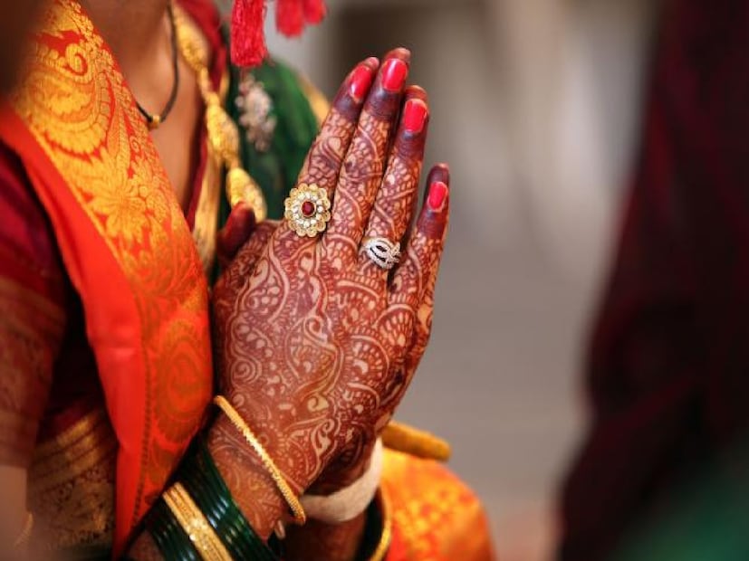 *প্রতিকারঃ মাঙ্গলিক দোষের ভারসাম্য বজায় রাখার জন্য বেশ কিছু প্রতিকার বিবেচনা করা হয়। সবচেয়ে সহজ প্রতিকার হল মঙ্গলবার দান করা। মসুর ডাল, লাল ছোলা দিয়ে তৈরি খাবার, লাল কাপড় বা গরম খাবার দান করা শুভ বলে মনে করা হয়। এছাড়াও, শান্ত মন এবং আত্মনিয়ন্ত্রণ সহকারে প্রার্থনা করাও খুবই সহায়ক। অনেকেই মঙ্গল গ্রহের সাথে সম্পর্কিত রত্নপাথর পরেন, তবে এটি বিশেষজ্ঞের সাথে পরামর্শ করার পরেই করা উচিত।