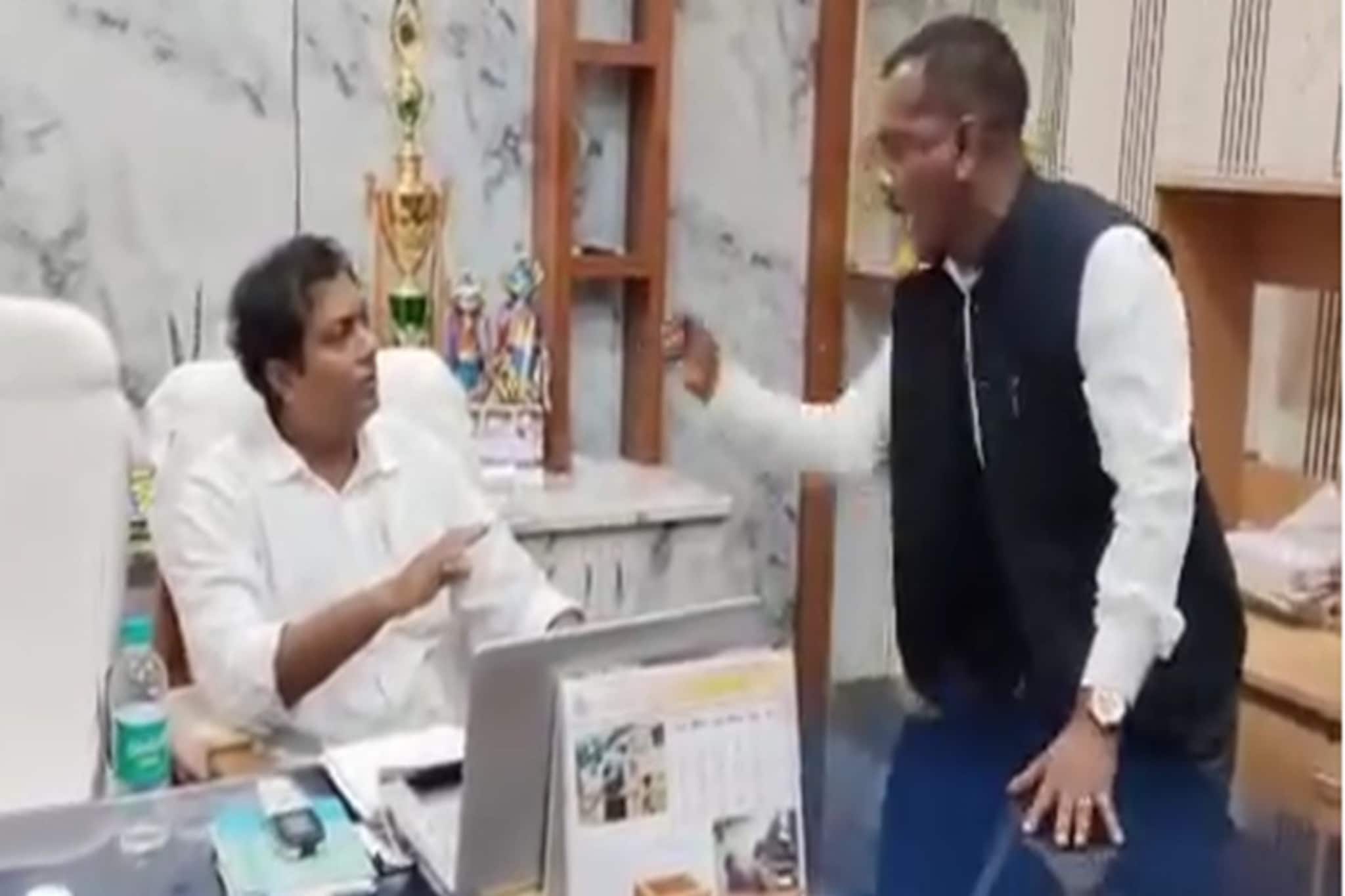 Manoj Tigga Threatens BDO: 'তৃণমূলটাই করুন', ত্রাণ সামগ্রী নিয়ে বিডিও-কে শাসানি বিজেপি সাংসদ মনোজ টিগ্গার!পাশে দাঁড়ালেন শমীক, দেখুন ভিডিও Manoj Tigga Threatens BDO: 'তৃণমূলটাই করুন', ত্রাণ সামগ্রী নিয়ে বিডিও-কে শাসানি বিজেপি সাংসদ মনোজ টিগ্গার!পাশে দাঁড়ালেন শমীক, দেখুন ভিডিও