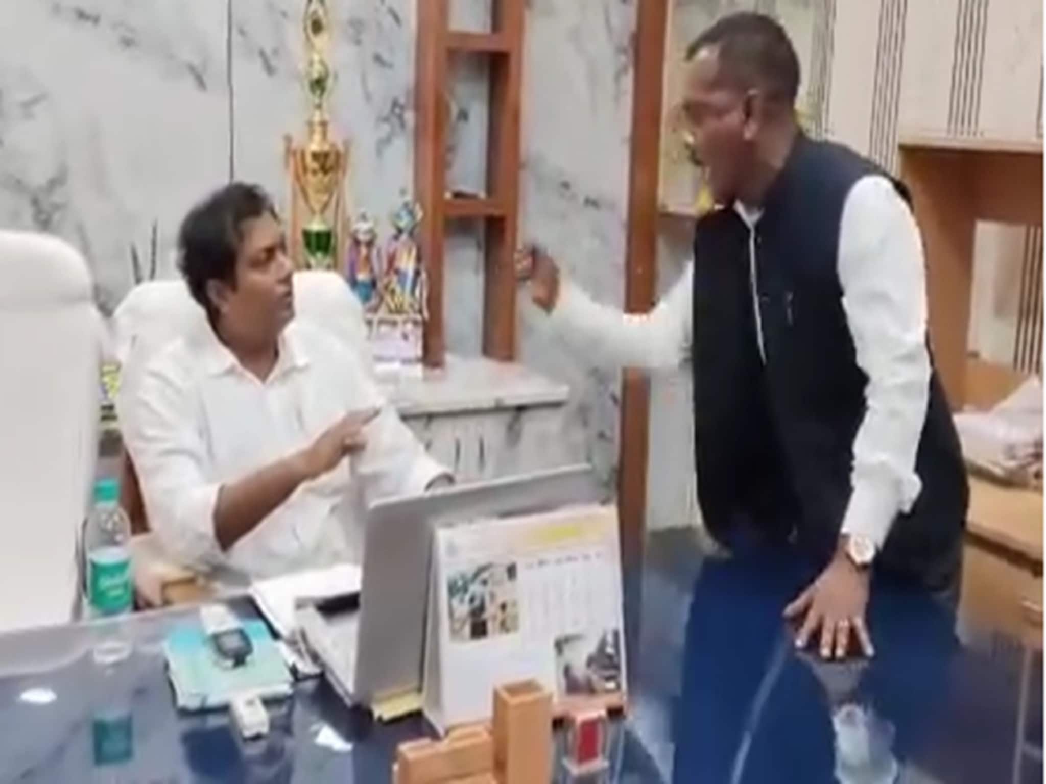 Manoj Tigga Threatens BDO: 'তৃণমূলটাই করুন', ত্রাণ সামগ্রী নিয়ে বিডিও-কে শাসানি বিজেপি সাংসদ মনোজ টিগ্গার!পাশে দাঁড়ালেন শমীক, দেখুন ভিডিও