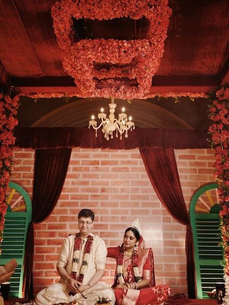 পাত্রীর স্বামী সঙ্গীত জগতের সঙ্গে যুক্ত নন৷ অন্য পেশার মানুষ৷ নাম শৌর্য, সম্ভবত তিনি তথ্যপ্রযুক্তির সঙ্গে যুক্ত৷ থাকেন বেঙ্গালুরুতে। বেশ কিছু দিন প্রেমপর্বের পর বিয়ের সিদ্ধান্ত নিয়েছেন তাঁরা।