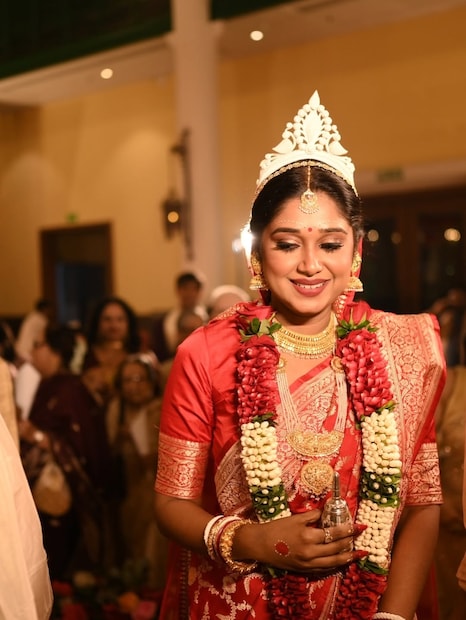 মঙ্গলবার, থেকেই শুরু হয়েছিল অনুষ্ঠান৷ সেদিন ছিল আইবুড়োভাত৷ বাইপাস সংলগ্ন এক বিলাসবহুল হোটেলে বসেছে বিয়ের আসর।