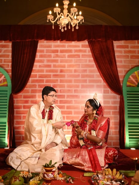 আর রাখঢাক নয়, এবার নিজের বিয়ের ছবি নিজেই পোস্ট করলেন গায়িকা অন্তরা মিত্র৷ 