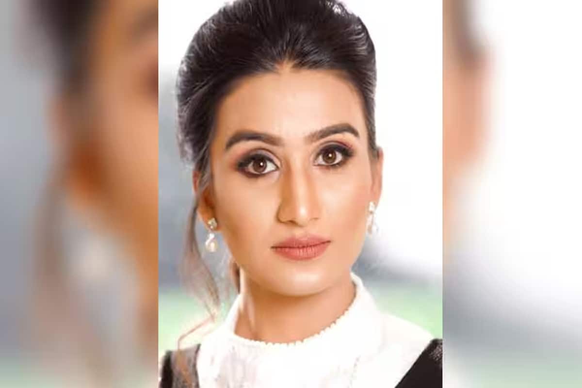 ইতালিতে চাকরি ছেড়ে ভারতে পা রাখার সিদ্ধান্ত নিয়েছেন: মধ্যপ্রদেশের ইনদওরে জন্ম নিধি যাদবের, বাবা-মা করণ সিং যাদব এবং রাজবালা যাদব উভয়েই আইনজীবী। তাঁর পরিবার থেকে উত্তরাধিকারসূত্রে পাওয়া শৃঙ্খলা এবং আত্মবিশ্বাস তাঁকে সর্বদা এগিয়ে যেতে অনুপ্রাণিত করেছিল। ইঞ্জিনিয়ারিং পড়াশোনা শেষ করার পর তিনি একটি স্থিতিশীল এবং লাভজনক চাকরি বেছে নিয়েছিলেন, কিন্তু শীঘ্রই বুঝতে পেরেছিলেন যে তাঁর আসল আগ্রহ প্রযুক্তিতে নয়, বরং ফ্যাশন জগতে। তিনি ইতালিতে চাকরি ছেড়ে দেন এবং স্বপ্ন পূরণের জন্য ভারতে ফিরে আসার সিদ্ধান্ত নেন। (Photo: Instagram)