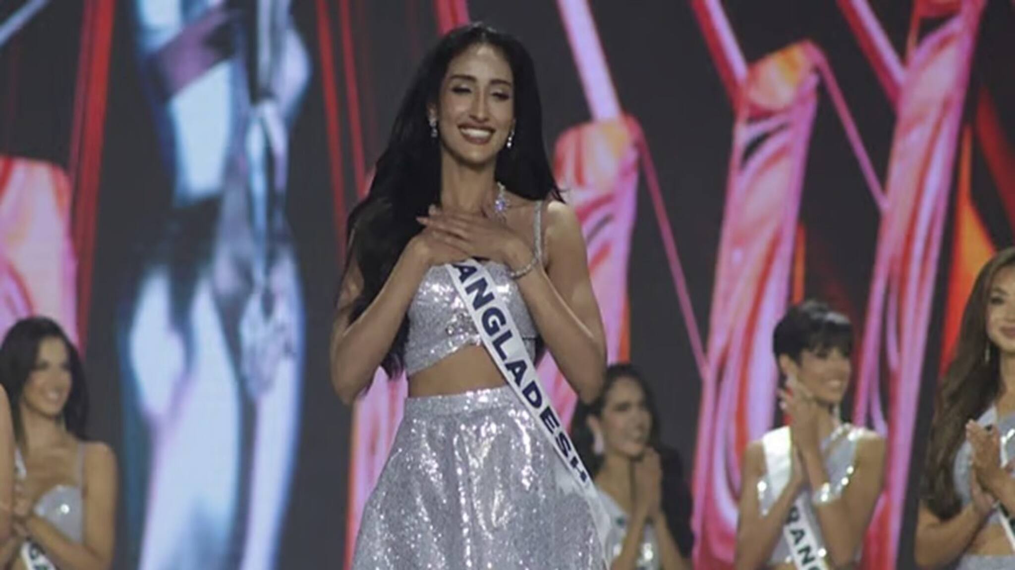 Bangladesh Miss Universe 2026: মিস ইউনিভার্সে নজর কেড়ে নিলেন বাংলাদেশের মিথিলা, বিতর্কিত পুরস্কার মঞ্চে চমকের পর চমক