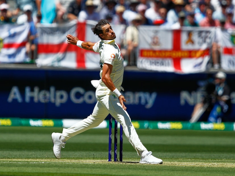 অ্যাসেজের শুরুতেই আগুনে বোলিং করে ইতিহাসের পাতায় নাম লেখালেন অস্ট্রেলিয়ার তারকা পেসার মিচেল স্টার্ক। পার্থে টস জিতে ব্যাটিং নেওয়া ইংল্যান্ড দলকে একাই ধসিয়ে দিলেন তিনি। ১৭২ রানে অলআউট হয়ে যায় ইংল্যান্ড। মিচেল স্টার্ক একাই ৭ উইকেট নিয়ে ইতিহাসের পাতায় নাম লেখালেন। এটি তার টেস্ট কেরিয়ারের সেরা বোলিং ফিগার।